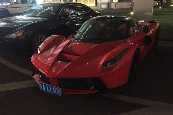 成都偶遇一辆法拉利,车牌号不带8和6,却堪称全国最任性车牌
