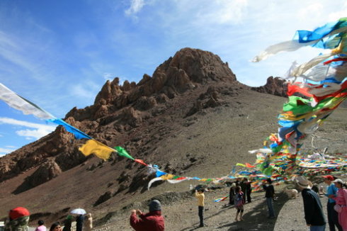 那根山口的玛尼堆上挂满了经幡 那根山口的玛尼堆上挂满了经幡