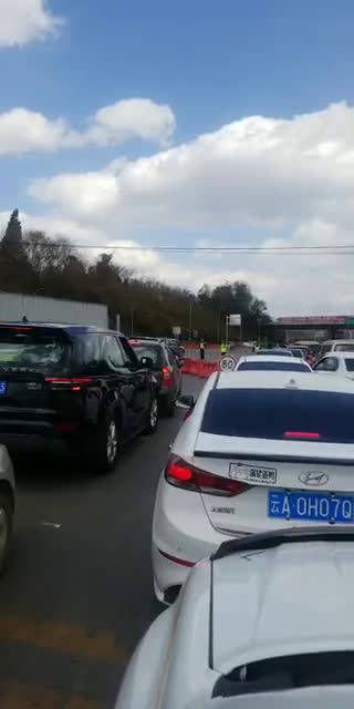 2月3日上午有不少市民反映:昆明西收费站入城方向严重堵车