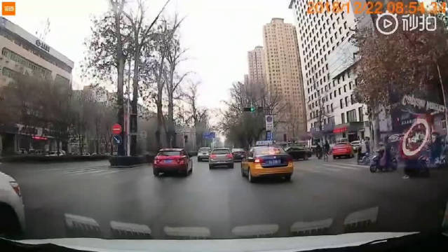 @用户6896055327 出租车冀AZD838，从公交车道不打转向灯向左侧变道
