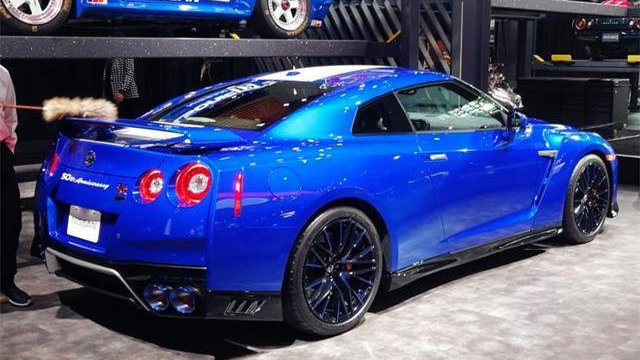 新款日产“GT-R”亮相，蓝色车身，双色轮毂，配V6引擎马力565匹