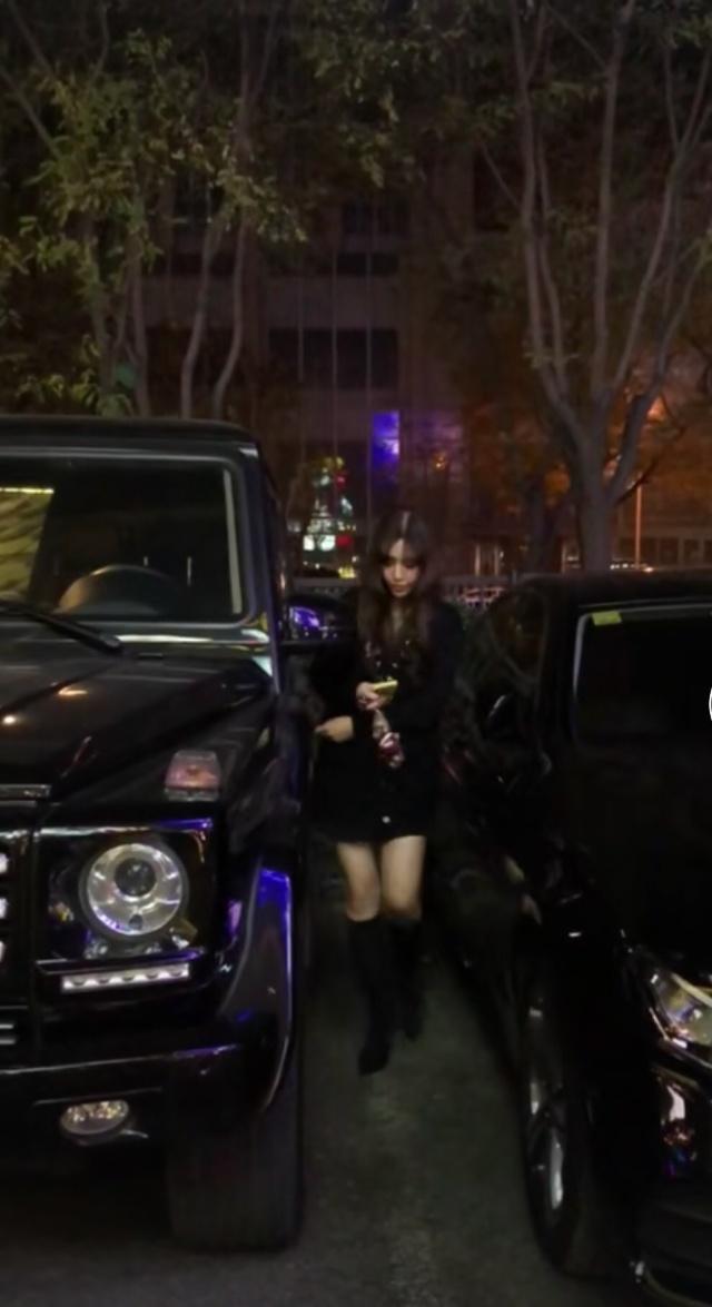 353万奔驰大G现北京街边,看到车主那一刻,没想到身材如此惹