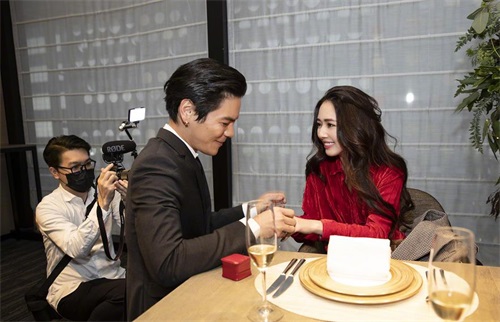 向太公布向佐已经和郭碧婷求婚成功:我们双方父母都很开心!