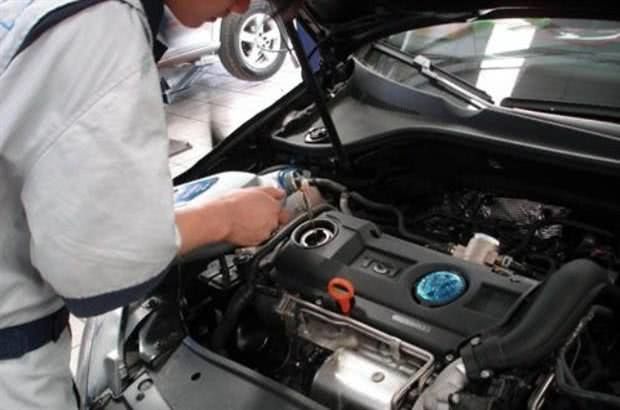 选用全合成机油后，就能1万公里后才换？老师傅：车子等着大修吧