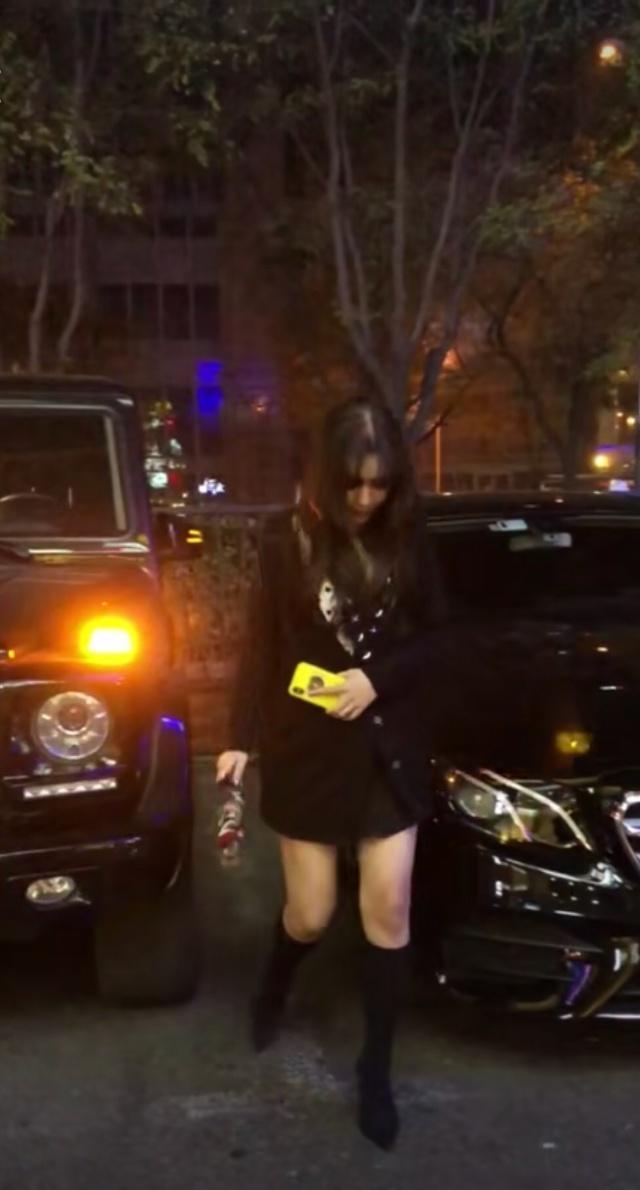 353万奔驰大G现北京街边,看到车主那一刻,没想到身材如此惹