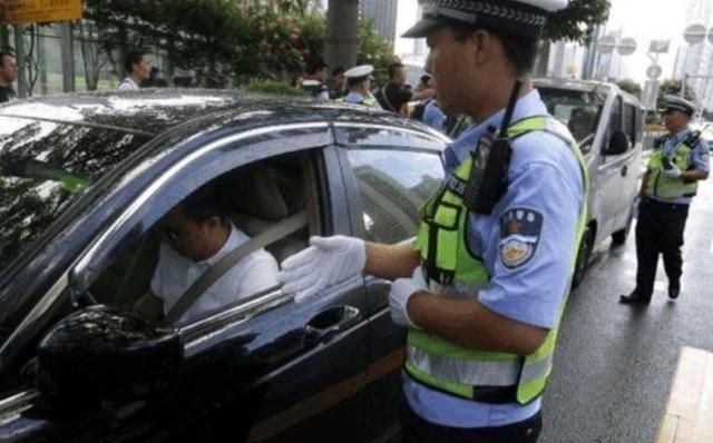 交警查车要出示证件吗图片
