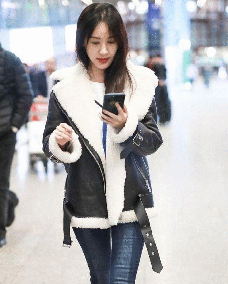 李菲儿硬是把"11号腿"塞进牛仔裤里, 网友: 看十遍都不嫌多