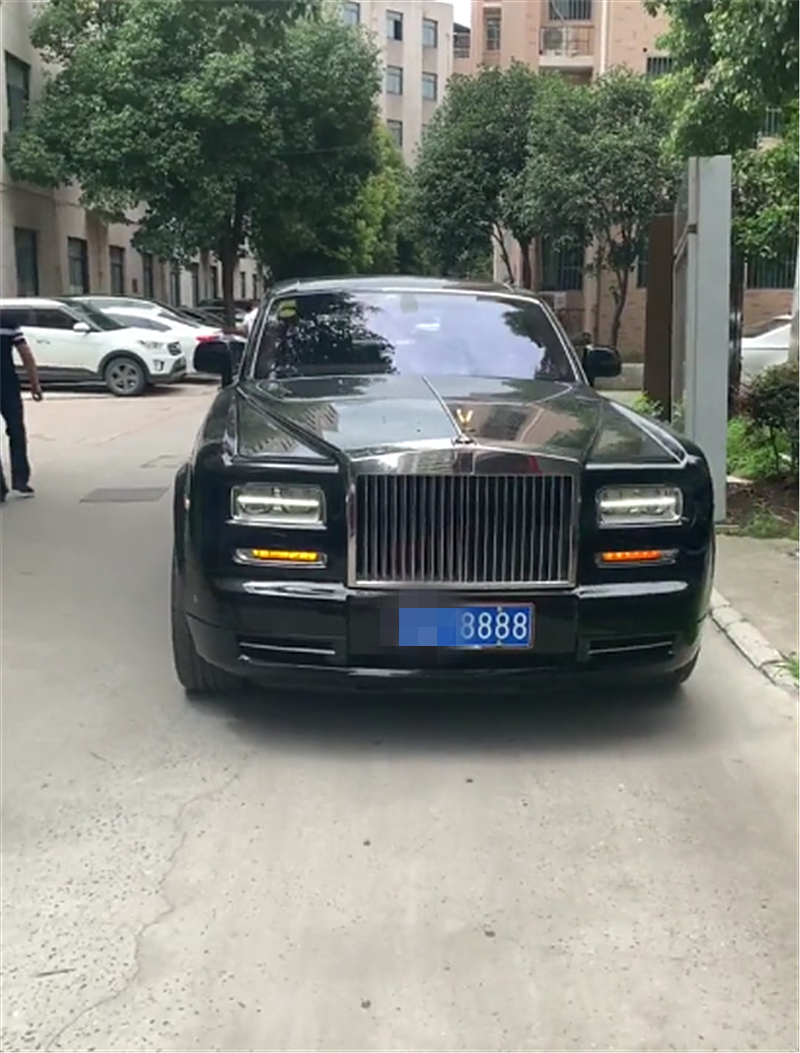 合肥一大佬座驾,千万劳斯莱斯幻影,配金色车标,挂60万车牌