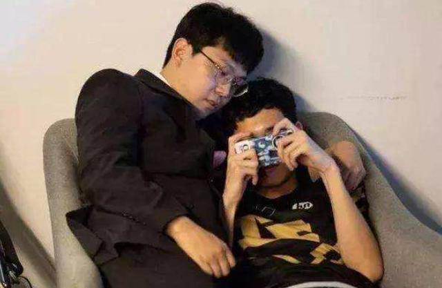 RNG闪电狼亲家队成了!RYL主教练阿飞转会闪