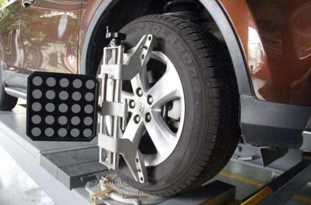 汽车轮胎多久换位最合适？老司机们这样说，真是后悔没有早知道！