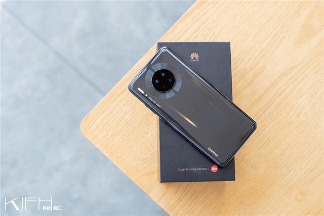 mate30实物,华为mate40实物图 华为mate30 5g亮黑色图赏:首款5g爆品,漂亮得不像实力