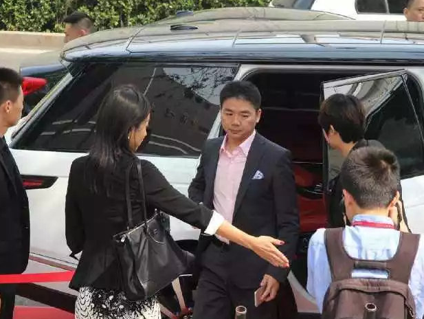 他曾经历失败婚姻,现身价不菲,座驾无数,还把女神娶回了家!