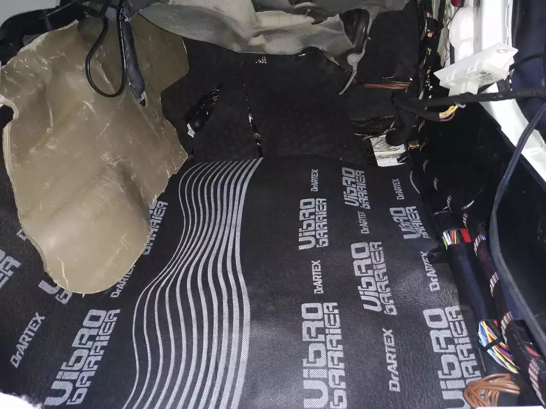 奔驰GLK260都要改的汽车隔音,你还在等什么?