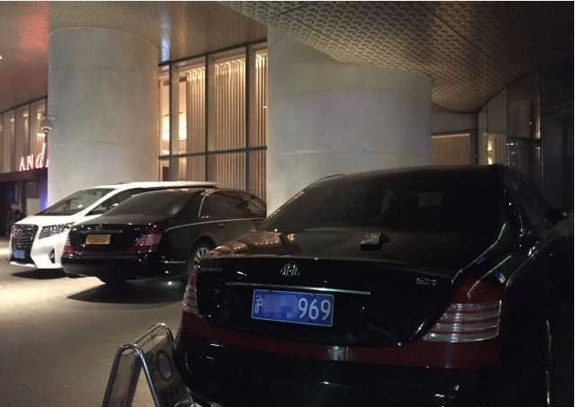 马云酒吧开业,三辆迈巴赫停门口,总价值超3000万,网友:有气势