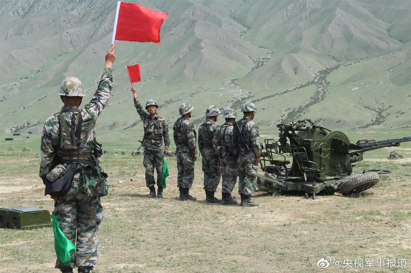 武警新疆边防总队女子特战队天山脚下砺兵 攀爬托举体能胜男兵