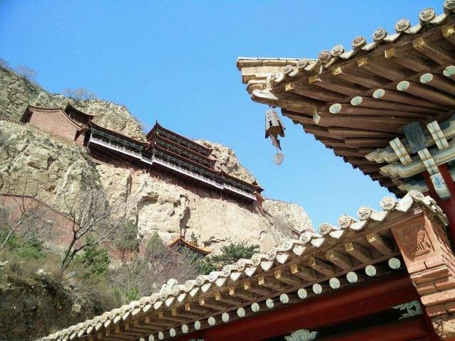 山西还有一个悬空寺被称小悬空寺地处悬崖之腰距今1400多年