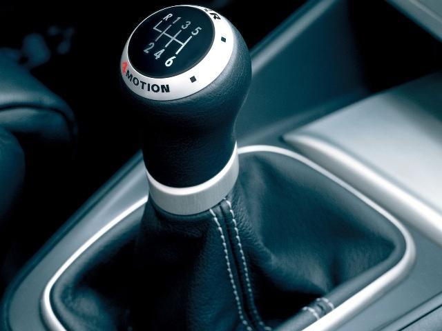 自动挡和手动挡哪个更安全?专家说出实话,网友