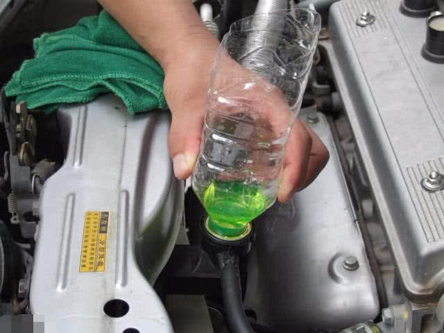 3万公里更换防冻液，是爱车还是毁车？修车师傅：别再犯傻了