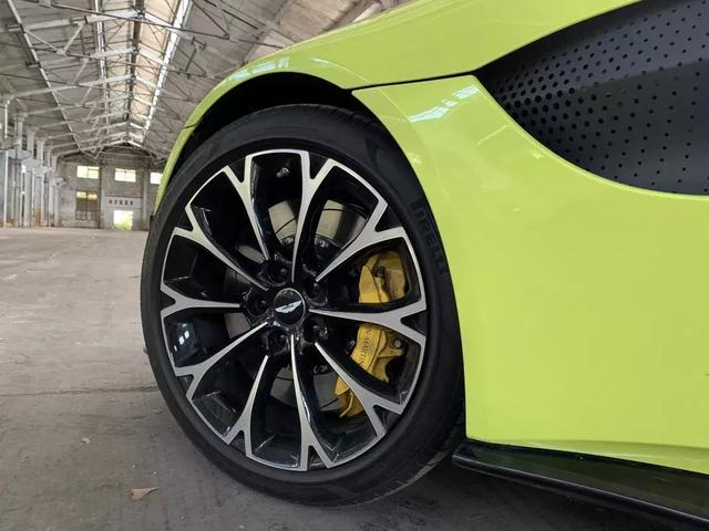 深度体验阿斯顿•马丁V8 Vantage:只为读懂你的美
