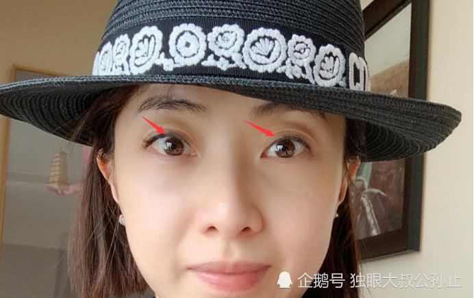 甘比瞪眼自拍神情古怪,剪了短发的她酷似刘銮雄前妻