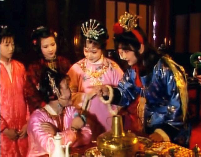 从薛宝钗猜谜语和编谜语这两个情节，看她高明的处世方法