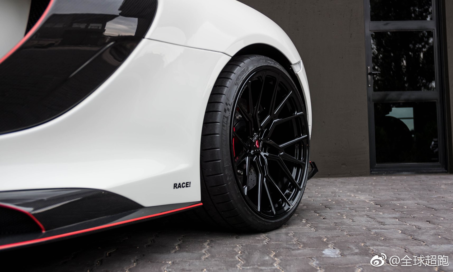 碳纤维空气动力学套件及轮毂升级改装,由南非RACE和VOSSEN共同完成