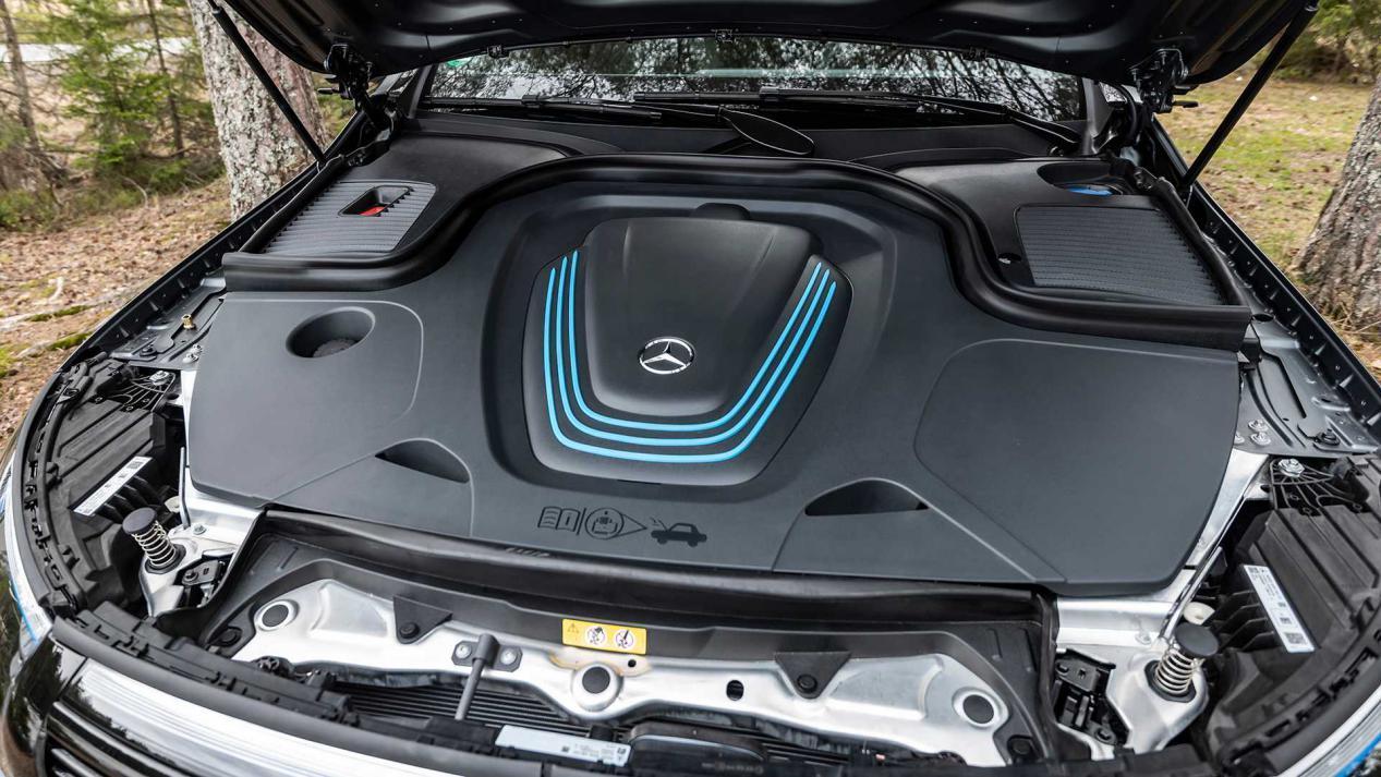 e-tron劲敌诞生,奔驰首款纯电SUV,402马力4.8秒破百,续航470KM