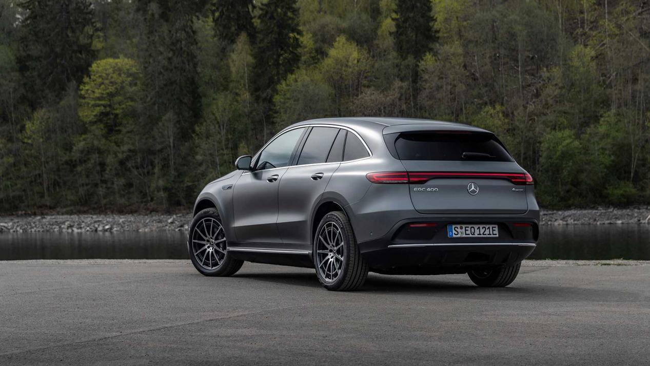 e-tron劲敌诞生,奔驰首款纯电SUV,402马力4.8秒破百,续航470KM