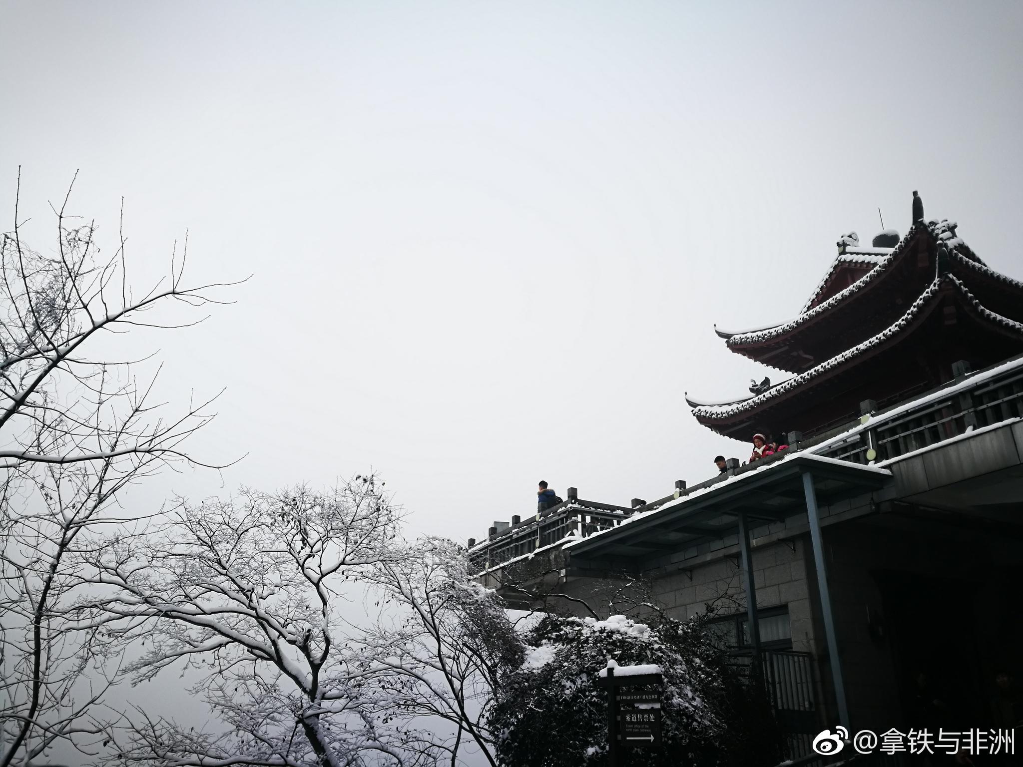 北高峰在杭州灵隐寺后,石磴数百级,曲折三十六湾.上有观景平台