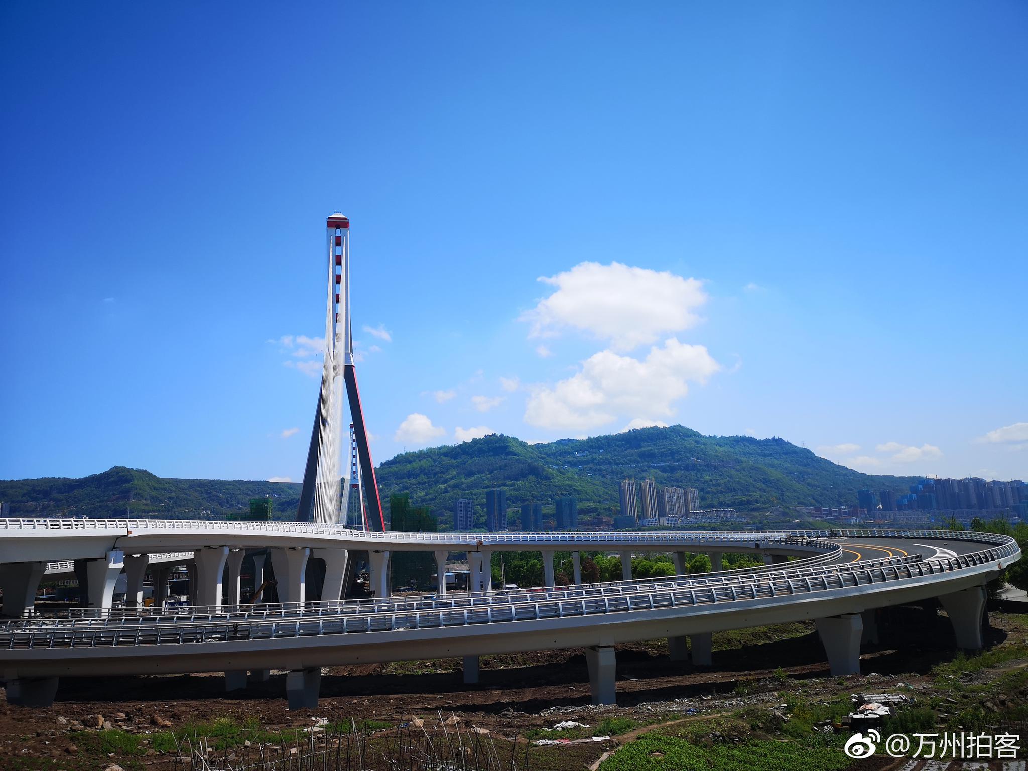 万州今日天气晴好,蓝天白云,江水悠悠