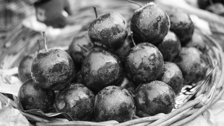 吃冻梨怎么像在吃冰?网友:吃都吃不明白,冻梨