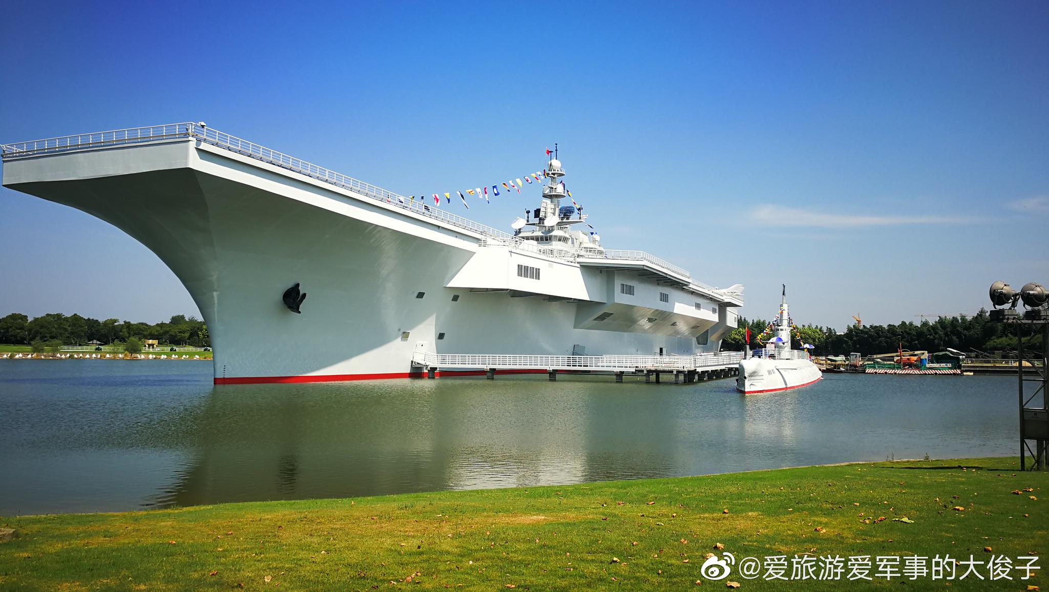 其实该航母是上海东方绿洲公园的假航母