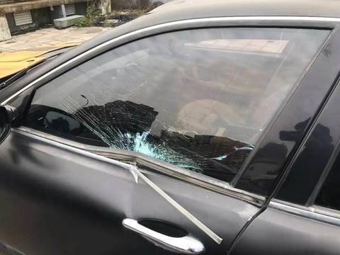 汽车玻璃被砸，想要保险公司赔偿，“这个字”一定不要说