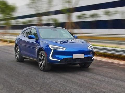 这国产车一脚油门能追布加迪！却不挂车标