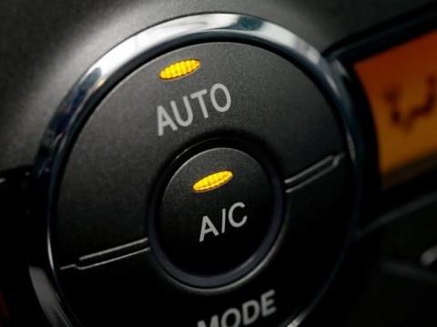 纯电动汽车如何开暖气？开了暖气续航减半，车主表示：上当的感觉