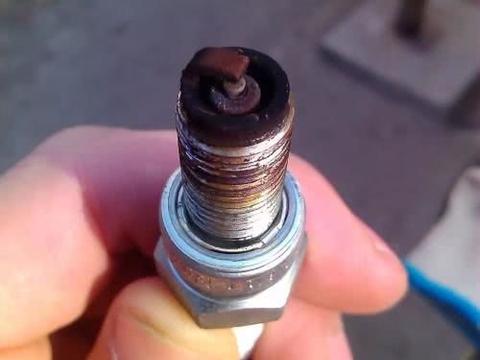 老司机：汽车出现这3种情况，立马更换火花塞，不然要换发动机