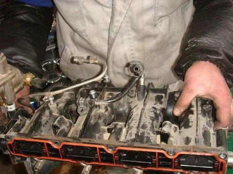 修车工告诉你，汽车跑够2万公里，这个必须清洗一次，月省一箱油