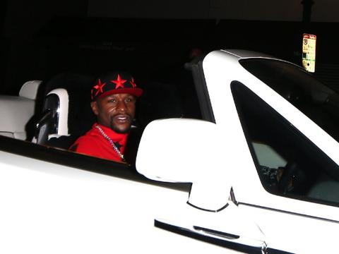 此富豪用拳头赚钱，20岁时就已经开上了宾利！送人礼物是劳力士