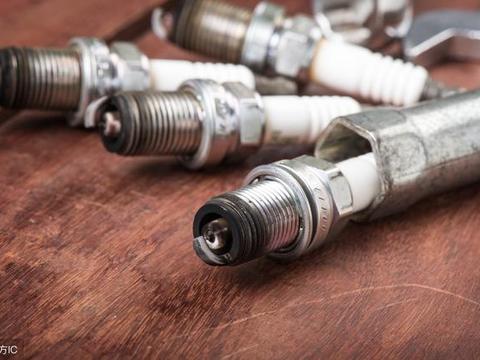 车子跑多久该换火花塞？半数车主没搞懂，修车工：过这个数很伤车