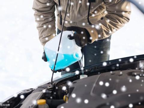 汽车玻璃水用光了能自个加吗？做错一步，花大钱都修不好！