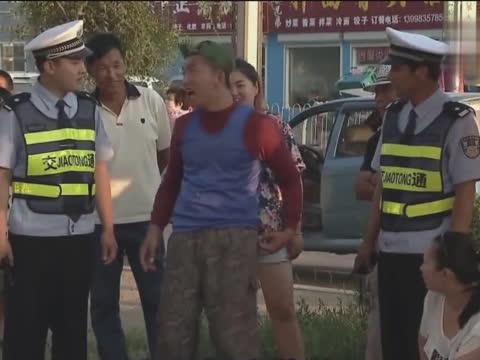 山炮改装车玩漂移撞上村姑，笑得肚子都疼了！