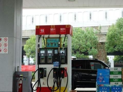 为何汽油分为92号和95号，而油罐车不分？加油员告诉你实情