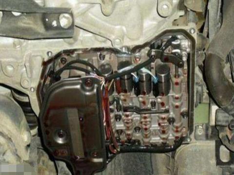 变速箱油几公里更换最好？维修工：不想报废，别超这个数