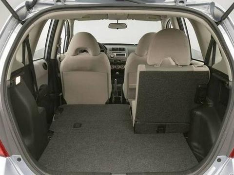 身高1.79坐高尔夫都伸不开腿，欧洲人身材高大为何喜欢买小型车？