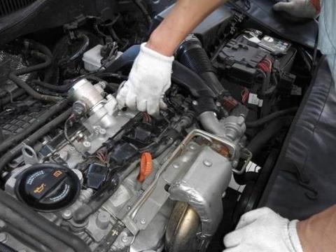 遇到这3种信号应换火花塞，有车主不听劝，发动机差点报废