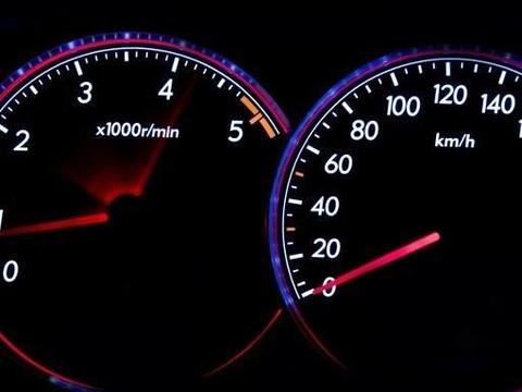 为什么凉车刚打着火尾气味特别大？是有积碳了吗？