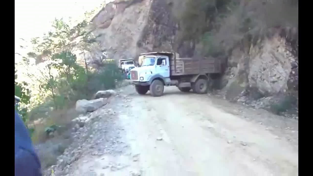 卡车司机的这个倒车不敢说有多牛，但是胆量不是一般的大！