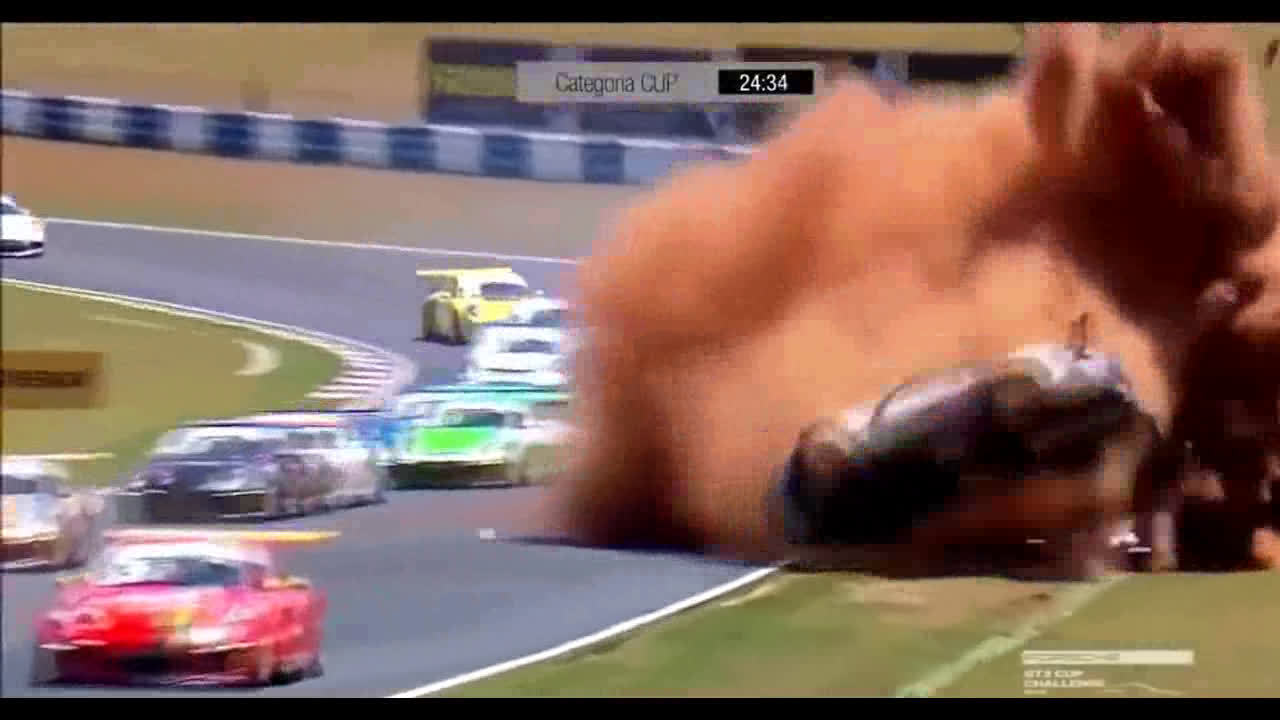 跑车过弯时速度太快，开出场外，在空中连翻十几个跟斗