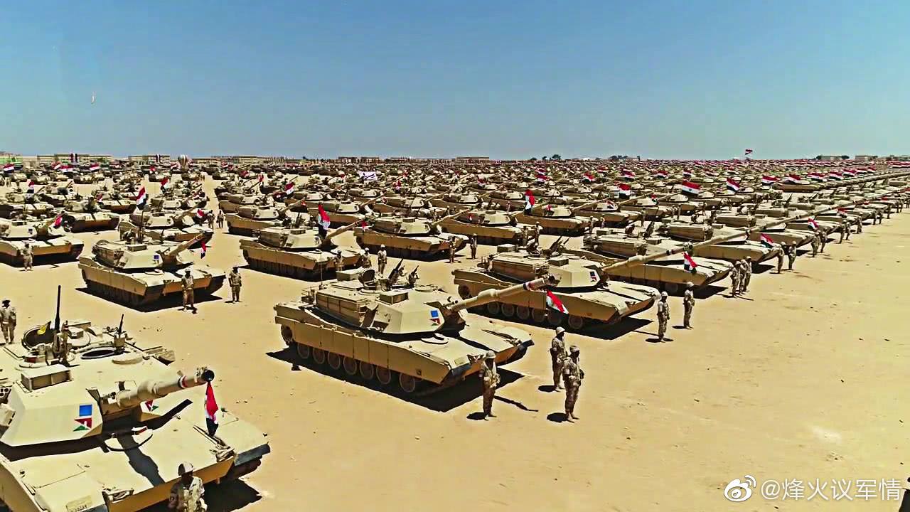 4月16日,埃及陆军在纳吉布军事基地展示强大武力