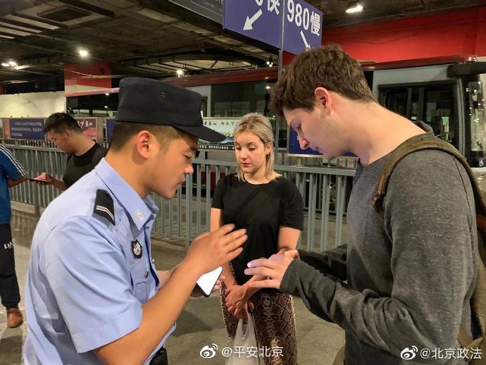 暖！北京公交警方热心帮助外籍乘客获点赞